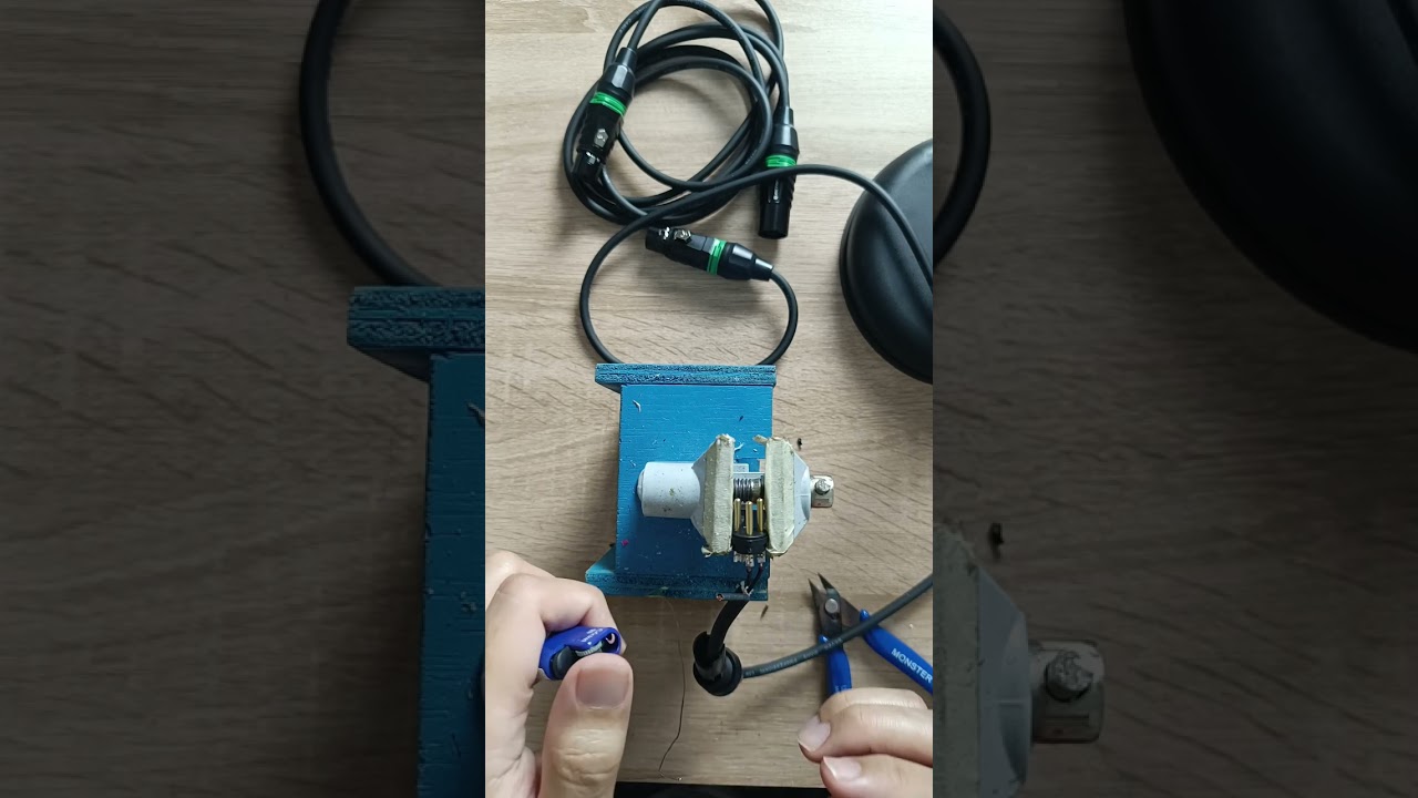 Solder kabel xlr.. Kabel groundingnya pakai selongsong supaya makin aman 