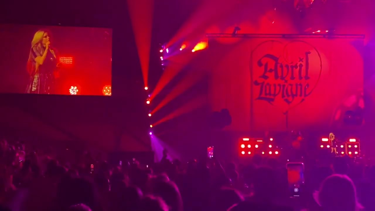 “Sk8r Boi” LIVE by Avril Lavigne at PNC Area in Raleigh, NC on 6/22/22