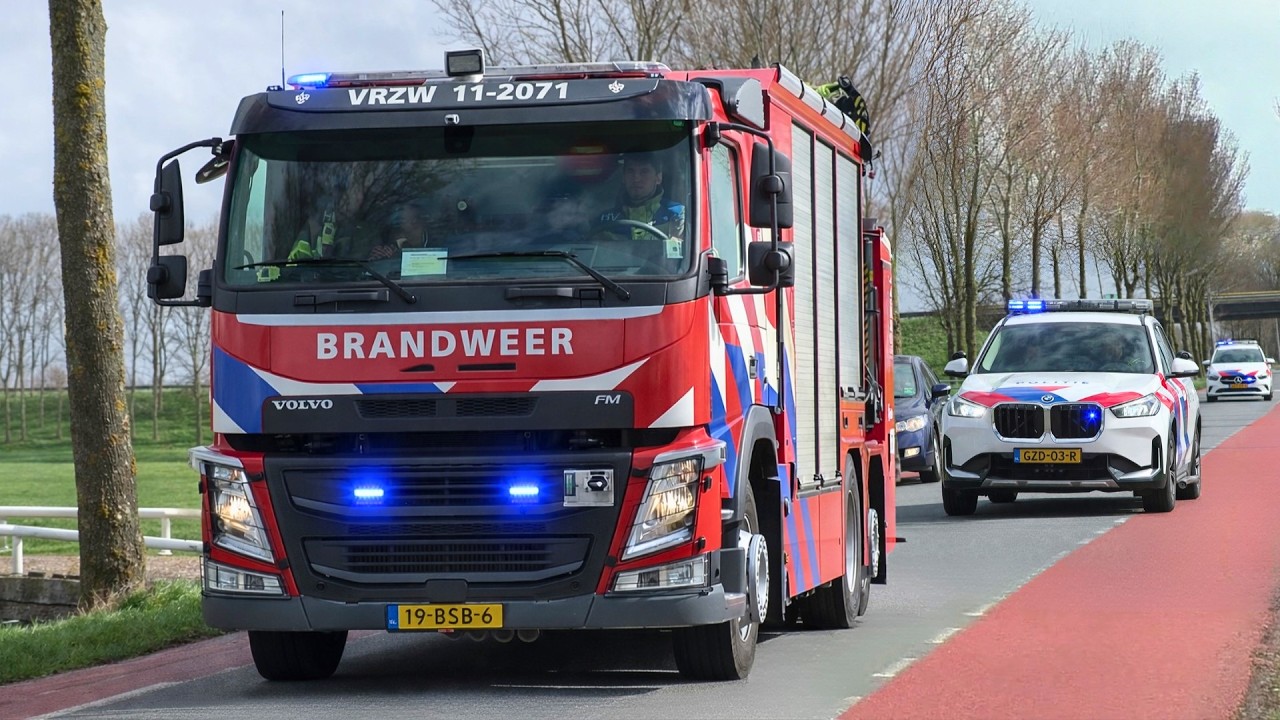 [Middel-WO] Brandweer, Politie & Ambulance met spoed naar een Voertuig te Water in de Noordbeemster!