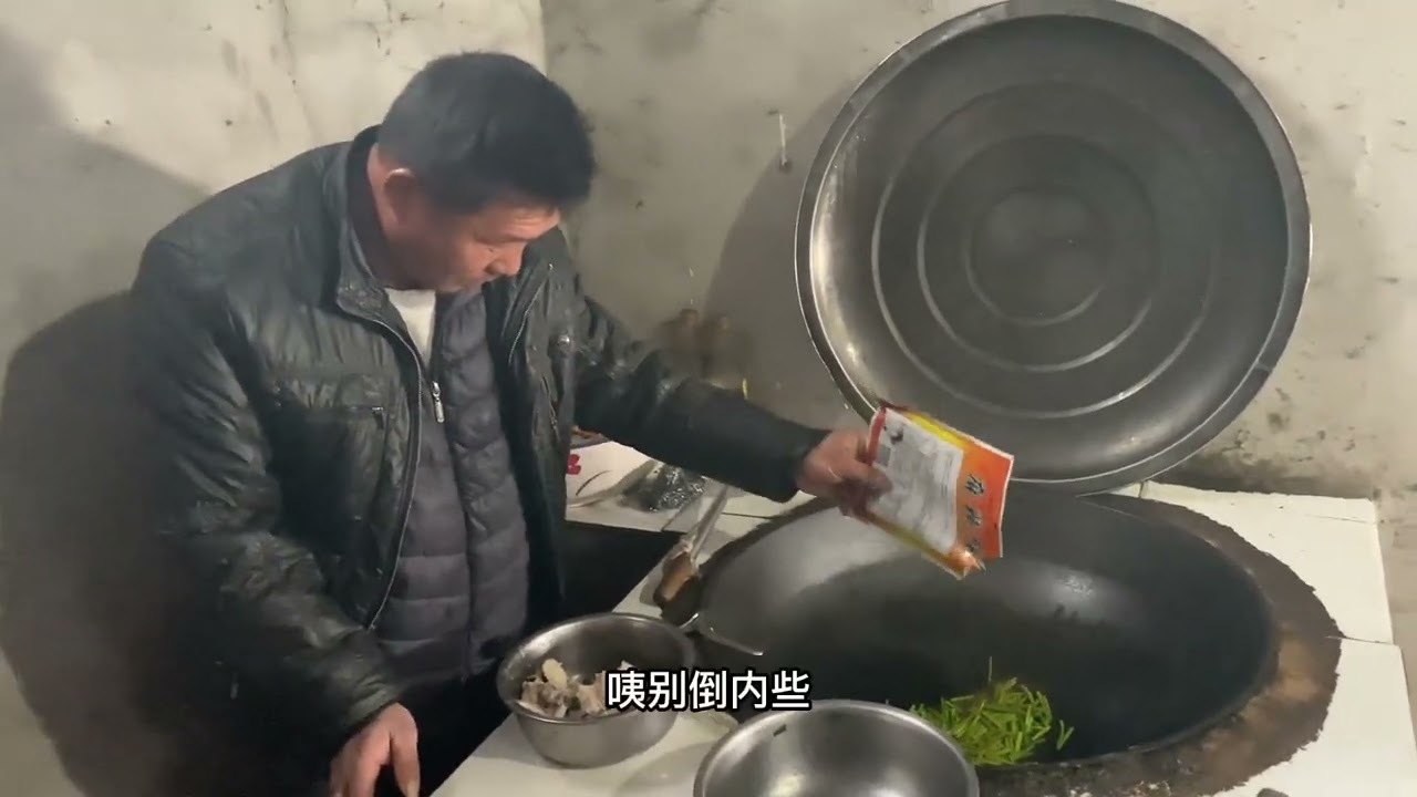 建华第一次自己完成一顿完整家常饭，就是切肉的时候有点让人着急#用抖音记录农村真实生活