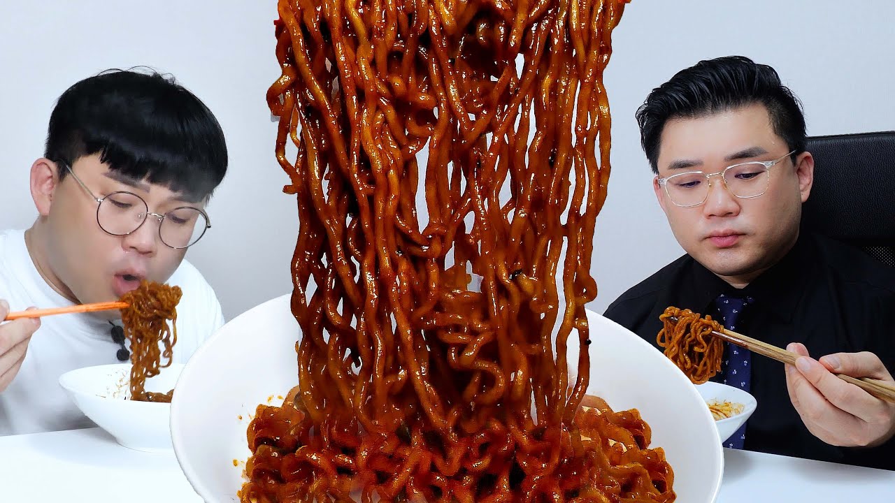 짜파게티 이걸 넣으면 맛이 미쳤다고? 이 조합을 왜 먹을까? 흑백리뷰