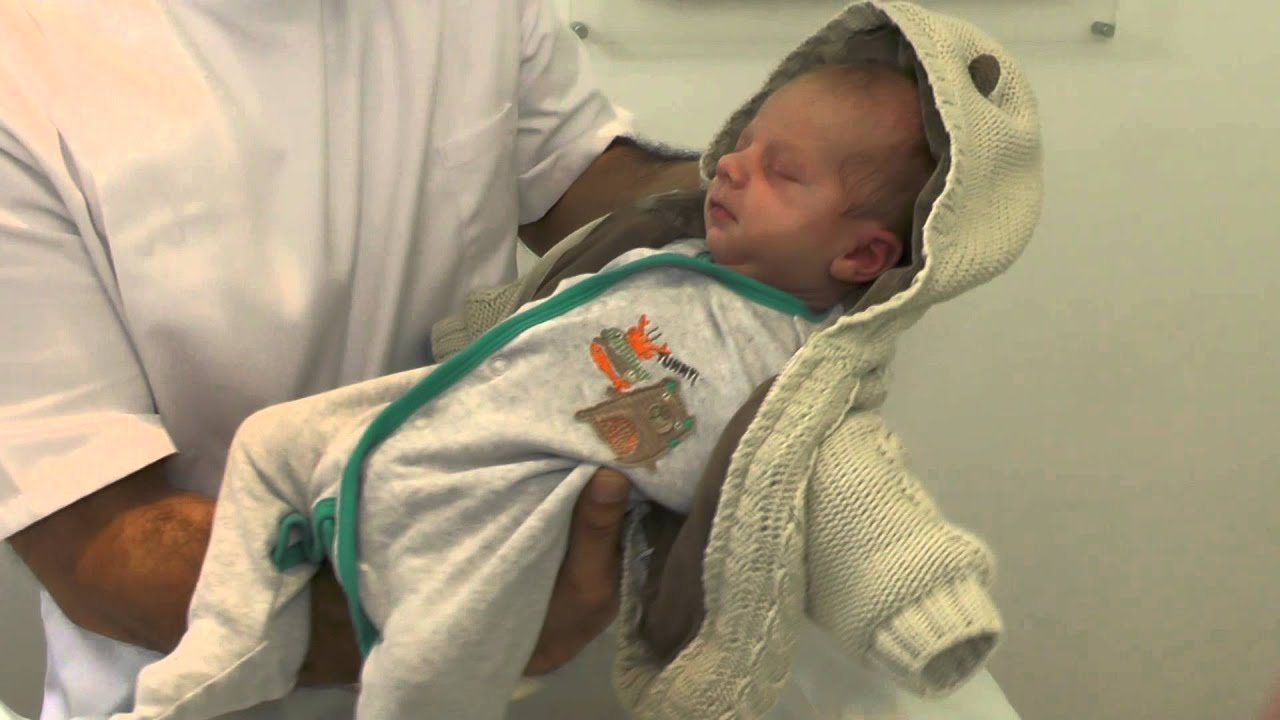 Best Way To Pick Up  A New Born Baby