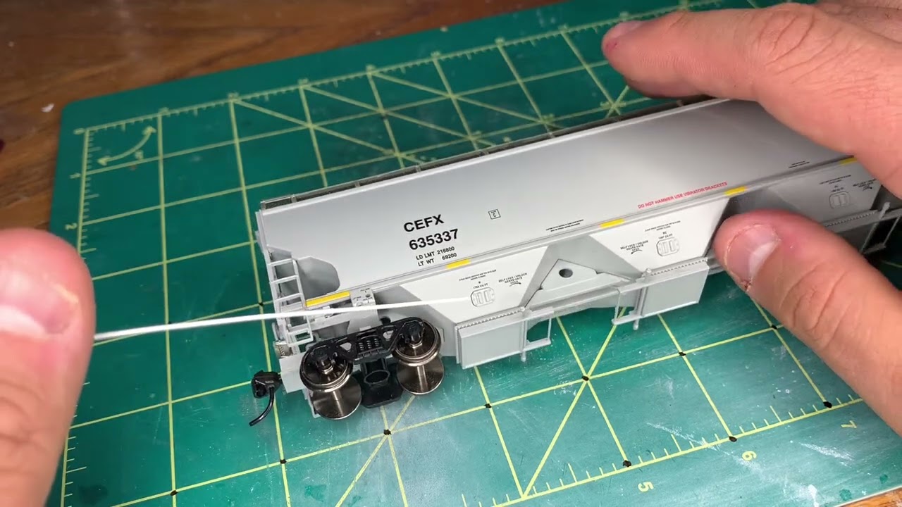 Review on the Walthers proto 67 Trinity 6351 4 bay covered hopper