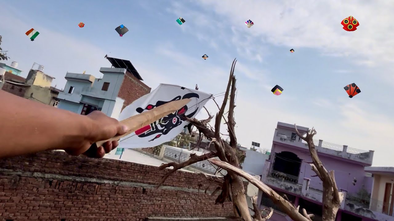मेरी छत पर रखी लकड़ी में फँसी पन्नी की पतंग ) 2 kite looting #@PrakashSaini5555-y7p 