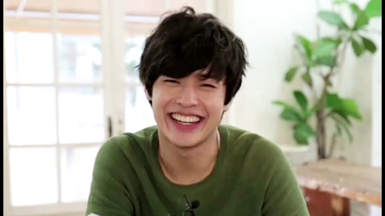 Try not to smile with Kang Ha Neul 강하늘