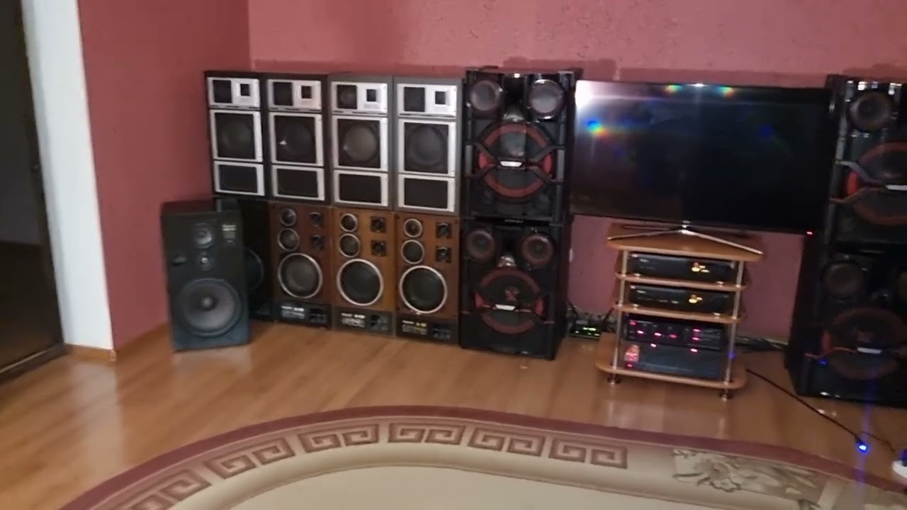 На Малой громкости акустические системы Электроника 35ас 001 радиотехника S90 и акустика LG вместе