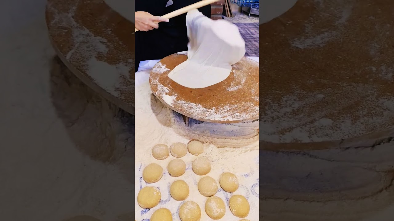 Cooking traditional Iranian bread in the Old Iranian house 🫓#villagelife#recipe#cooking