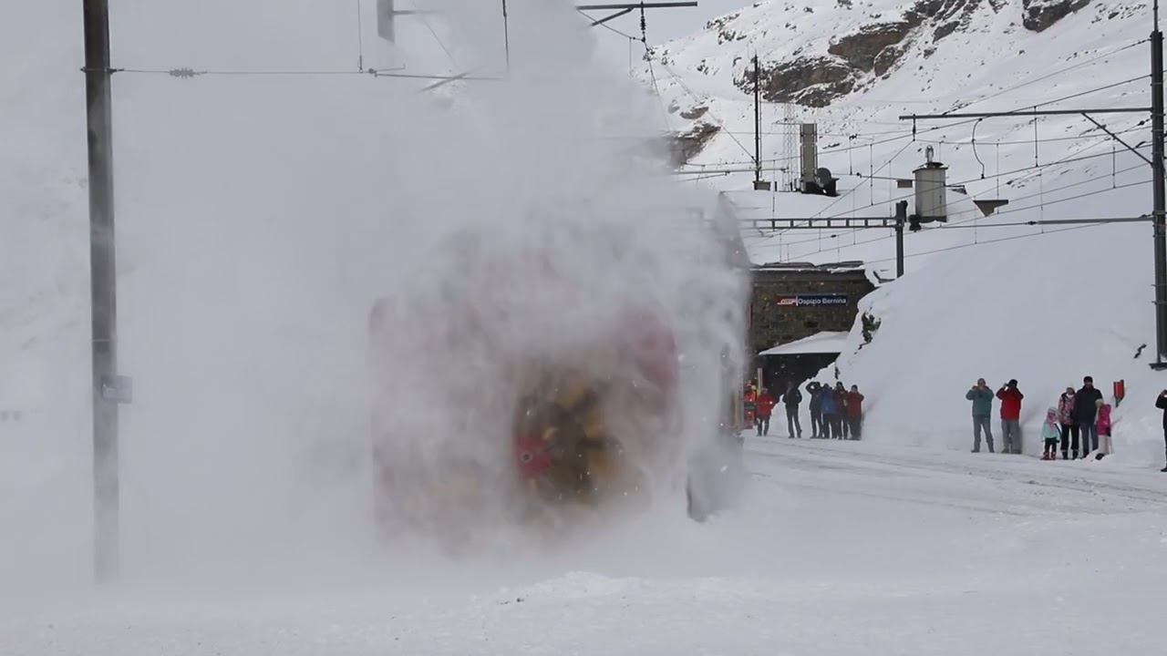 X rot dD 9213 beim Schneeschleudern auf Bernina Ospizio