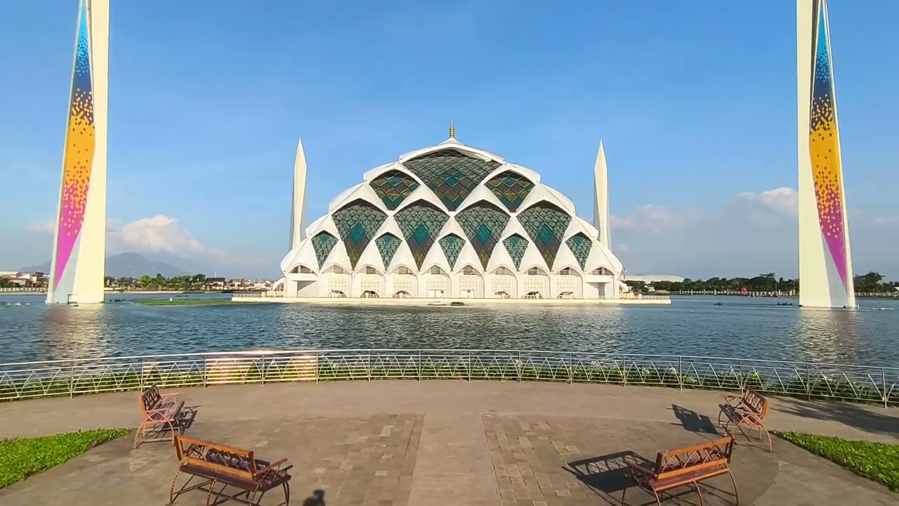 Keindahan Taman Belakang Masjid Raya Al Jabbar Bandung 