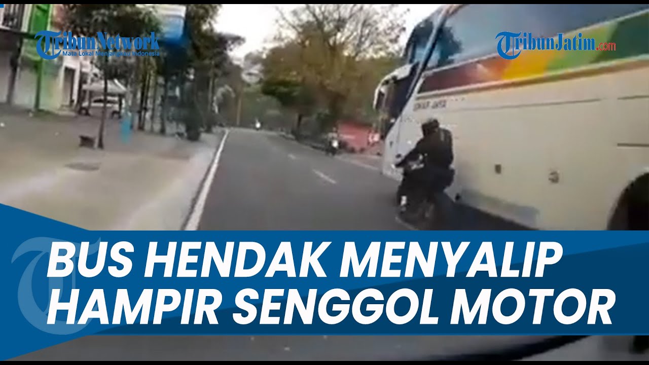 HAMPIR KENA ! Seorang Pengendara Motor Hampir Tersenggol Oleh Bus Saat Hendak Menyebrang Jalan