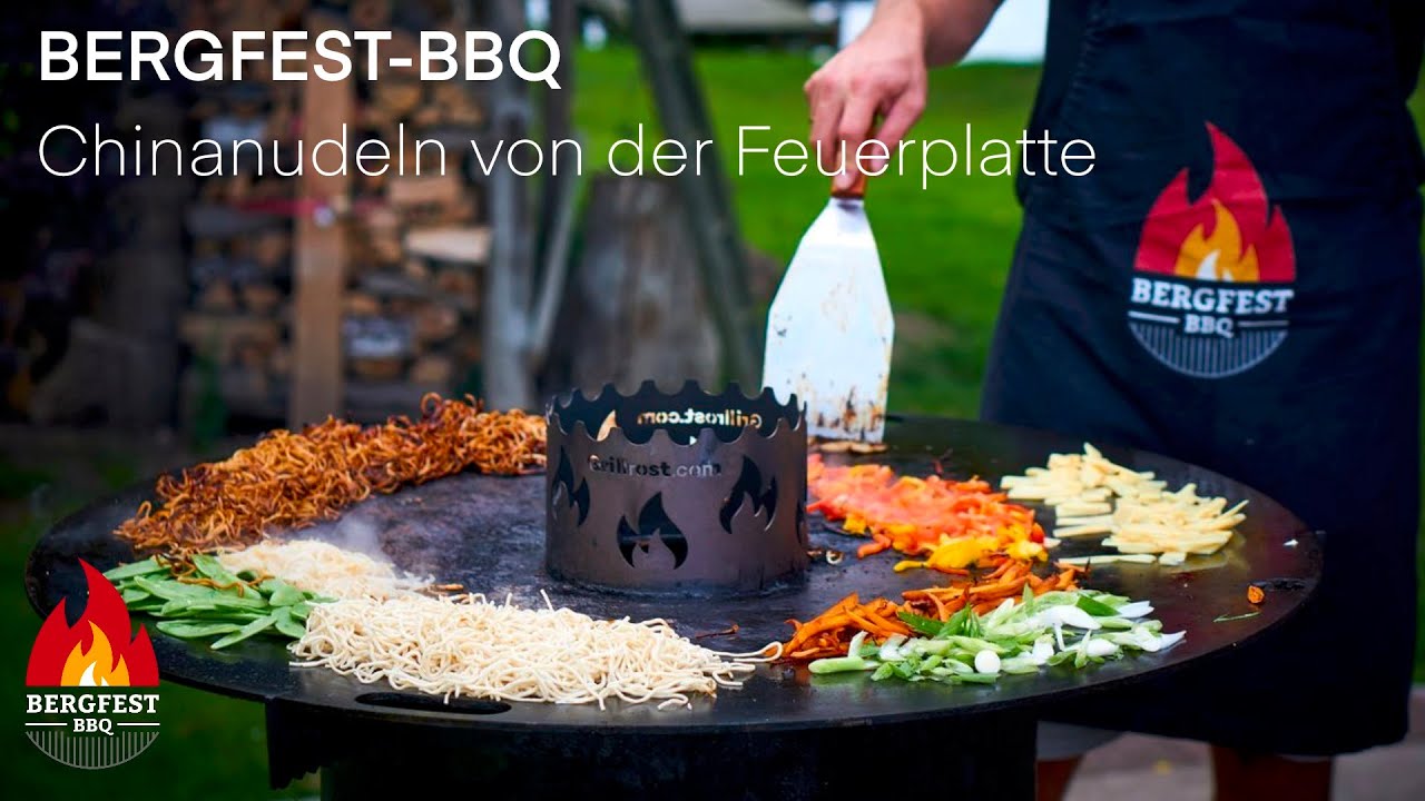 Gebratene Nudeln von der Feuerplatte - Chinanudeln mit H&auml;hnchen und Gem&uuml;se #BERFESTBBQ