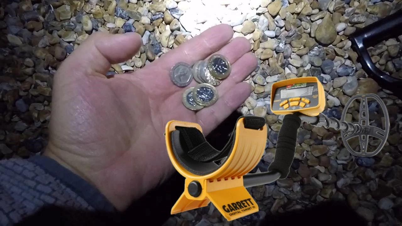Garrett Ace 400/ 400i  beach metal detecting at night with Lee beach metal detecting pebble stones