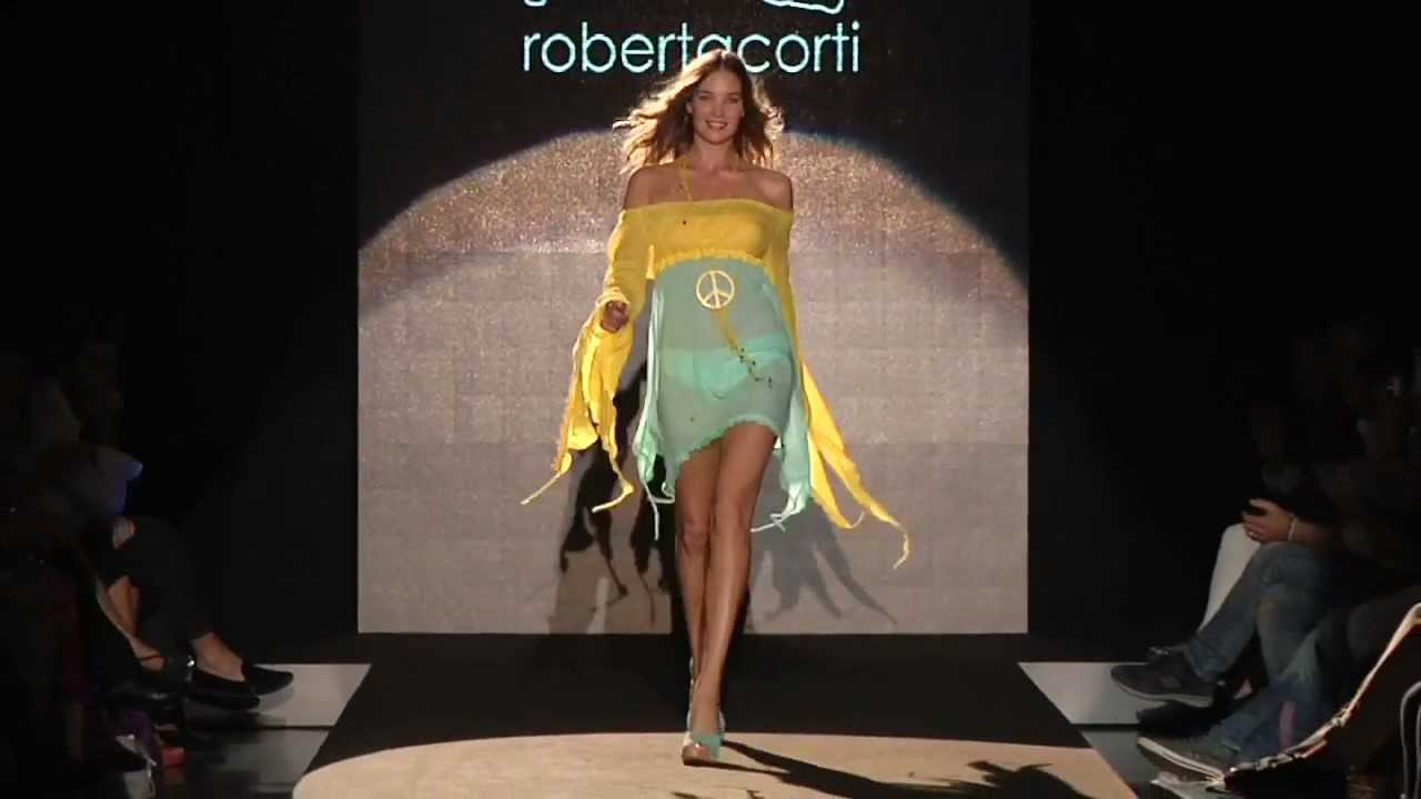 Sfilata Playa Roberta Corti a Blue Fashion Beach