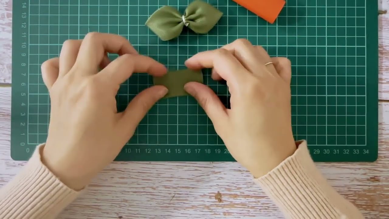 How to Make a Cute Leaf-like Ribbon Bow or Appliqu&eacute; | Grosgrain Ribbon for Beginners #ribbonbow