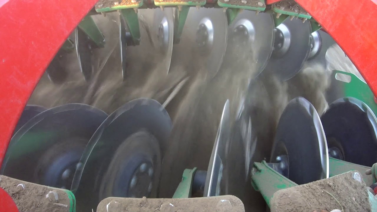 Agro Masz BT 30 rövidtárcsa működés közben MTZ 1221.3 traktorral