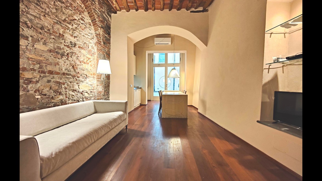 Lucca - Centro Storico: Appartamento 55 mq. di pregio, con garage e piccola resede privata esterna