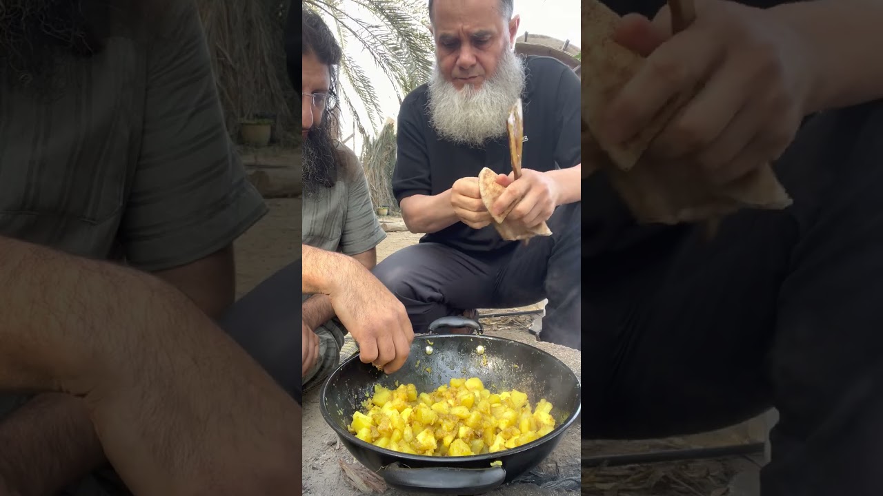 ‏مفركة بطاطة على الحطب يا سلام ￼