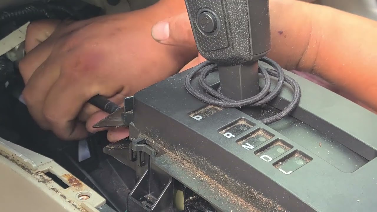 Remplazo del cable de cambio de velocidades de un Ford escape 2008 3.0L