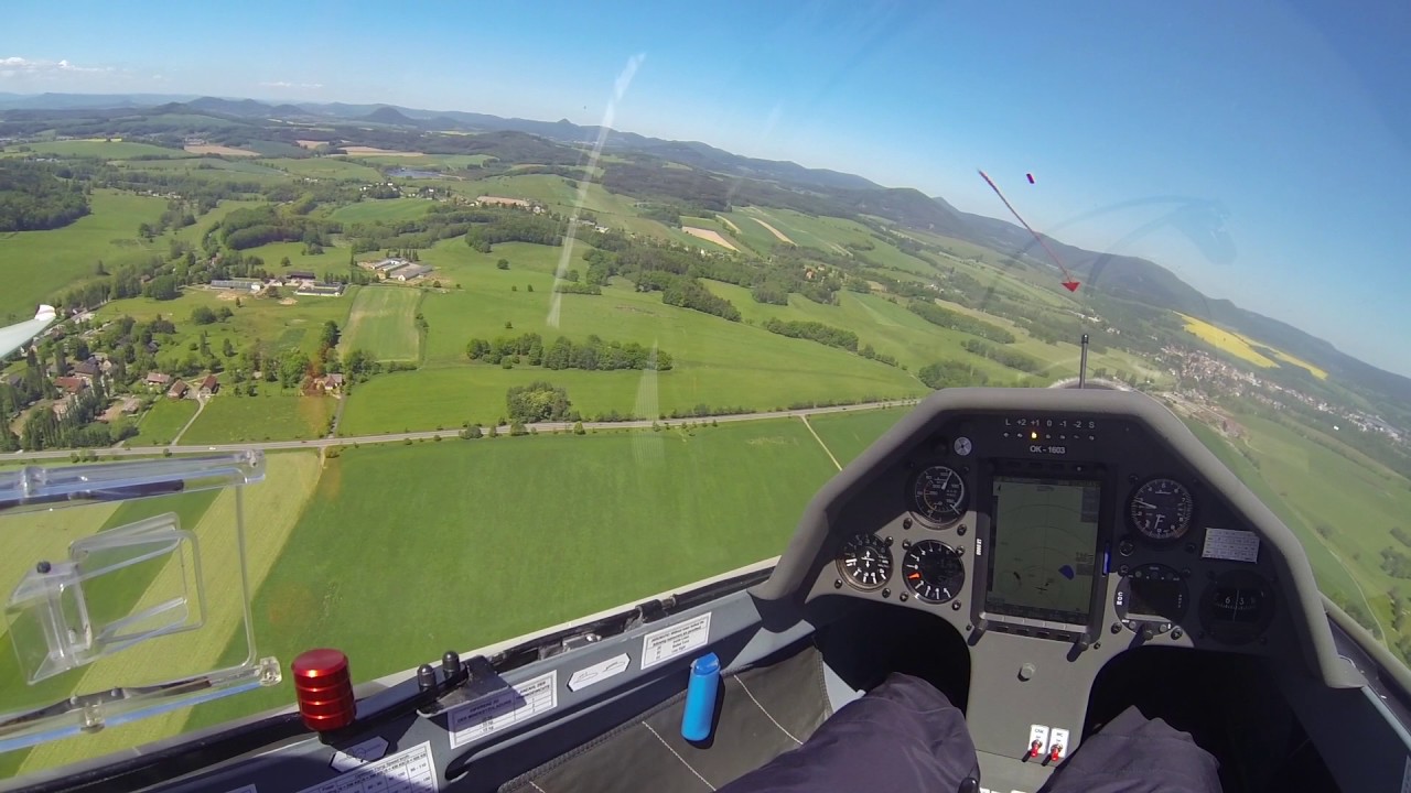 glider outlanding. Přistání do terénu Ventus C LKHC