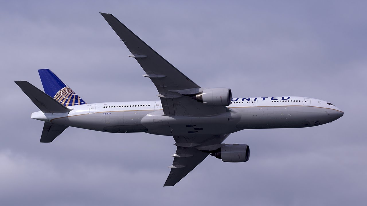 Boeing 777 United Airlines flyby Fleetweek 2012