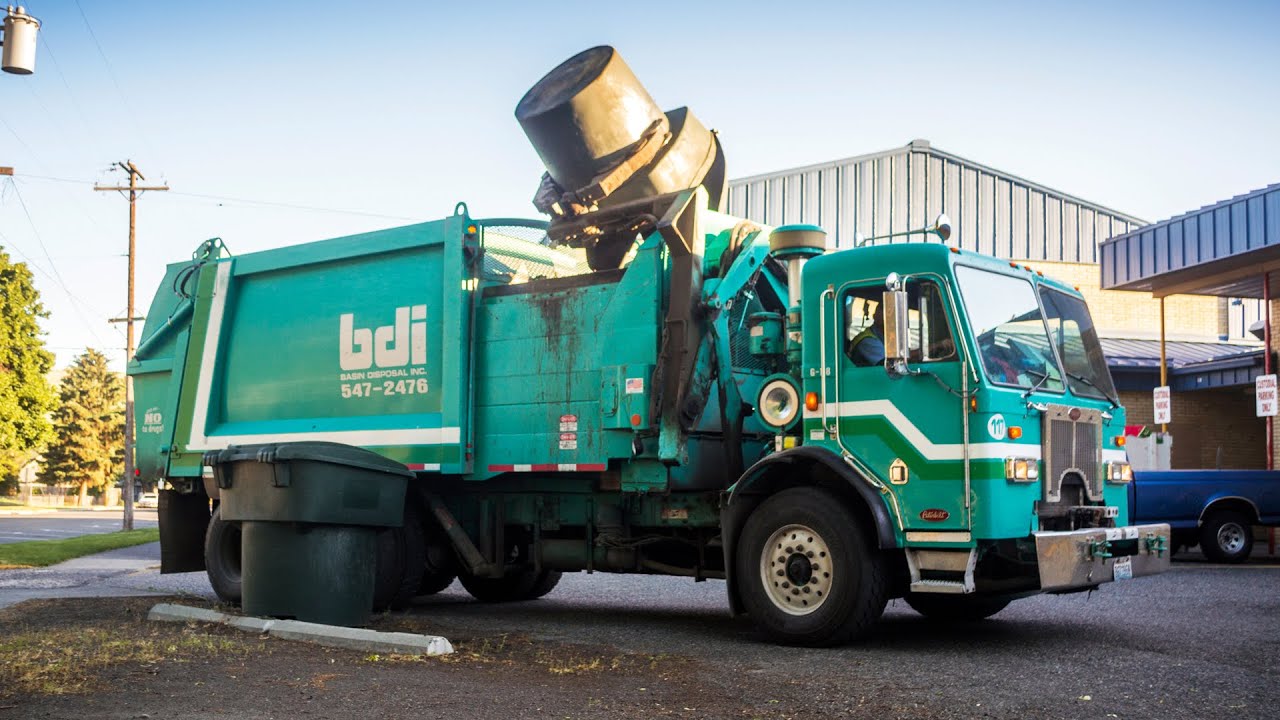 Peterbilt 320 - Heil DuraPack 7000 Garbage Truck