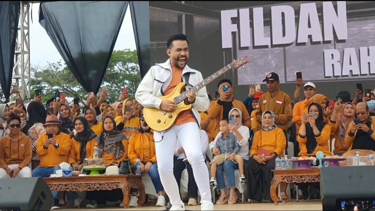 Fildan Menghibur Masyarakat Kota Baubau Bersama Penyanyi Legend Bentena Wolio
