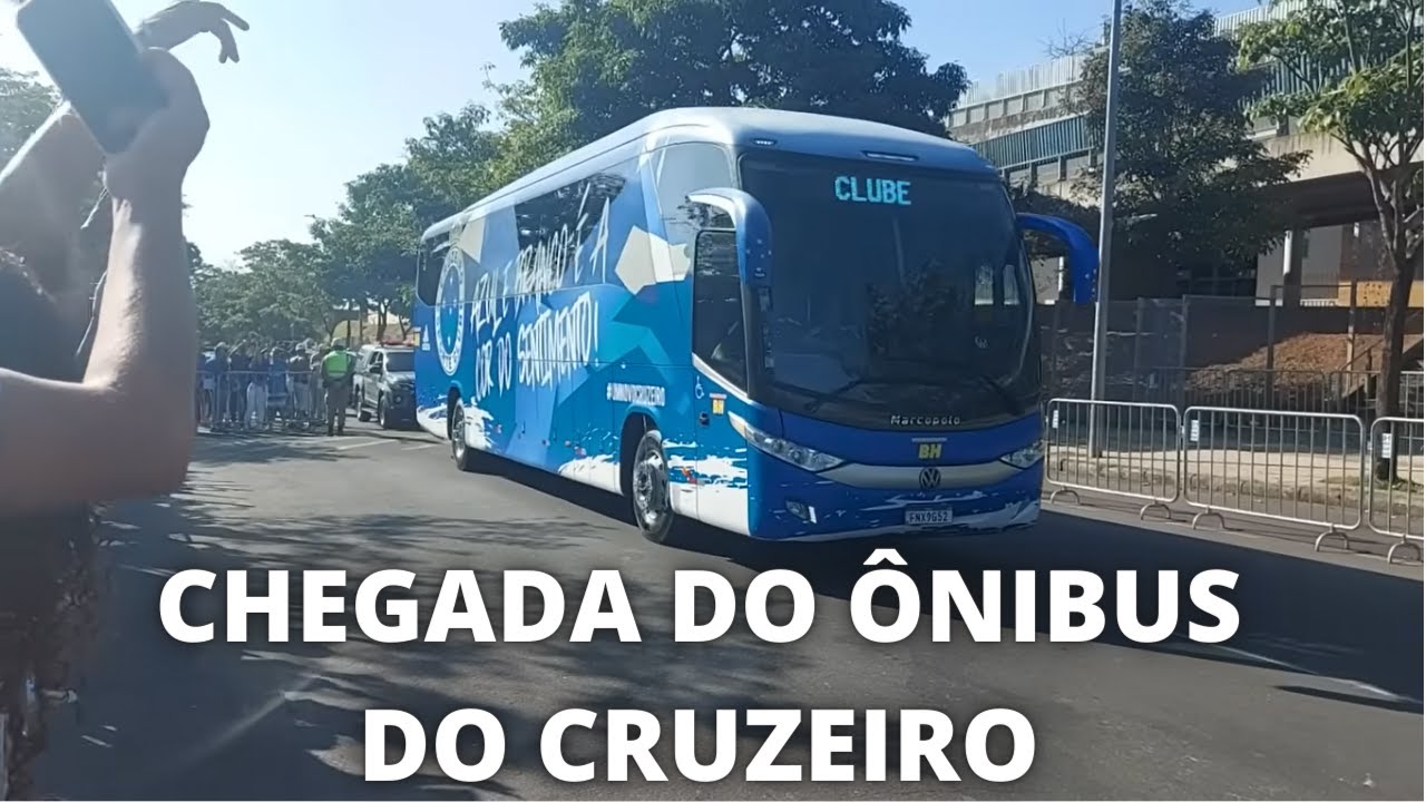 Chegada do  ônibus  do #cruzeiro  #torcida da Show na porta do Mineirão