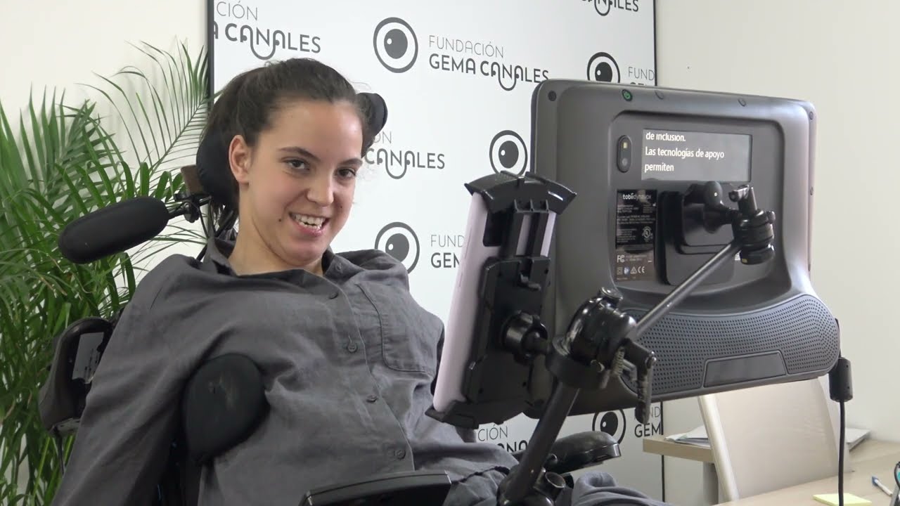 Gema se expresa con su comunicador con lector ocular