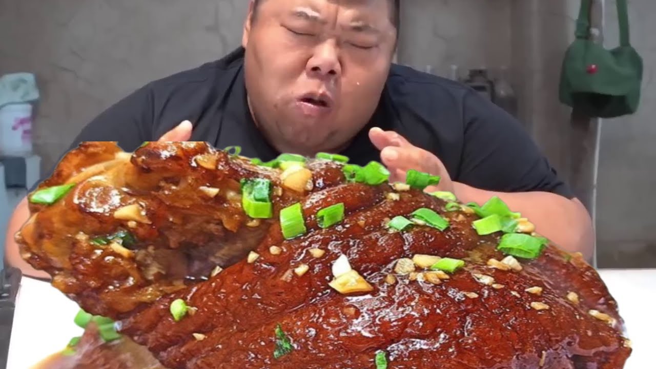猴哥抱着虎皮大肘子直接开啃！徒手撕开软烂脱骨超诱人，满满胶原粘嘴巴一口香迷糊！【胖猴仔】