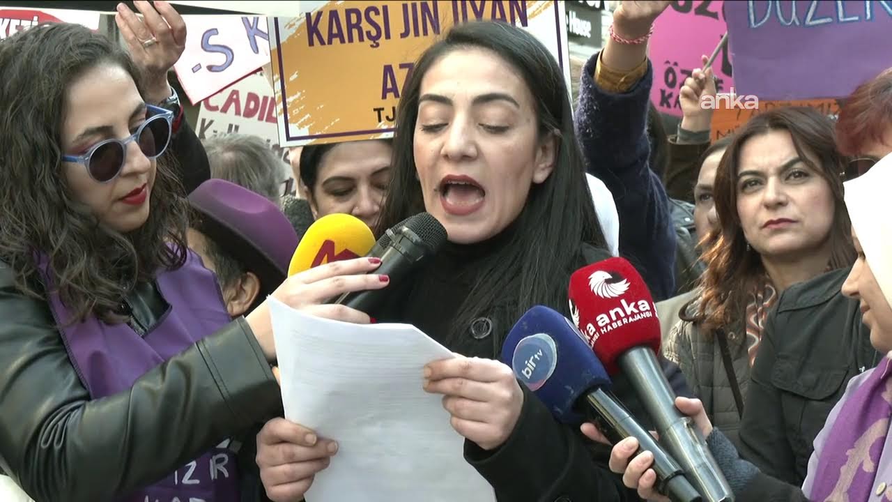 Emekçi Kadınlar “8 Mart’ta savaşa, yoksulluğa şiddete karşı yürüyoruz” sloganıyla açıklama yapıyor