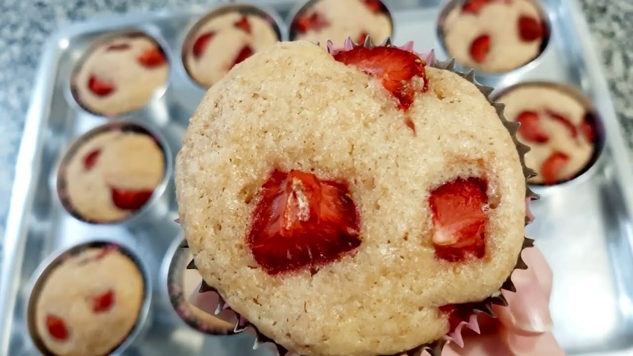 Muffinki truskawkowe o niskiej zawartości cukru. Proste, łatwe i smaczne.