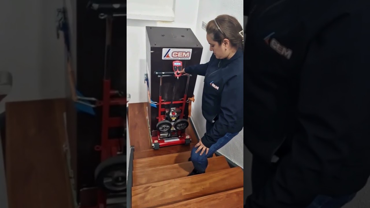Subiendo por escaleras una caja fuerte de 400 kg con Domino Plasmoid