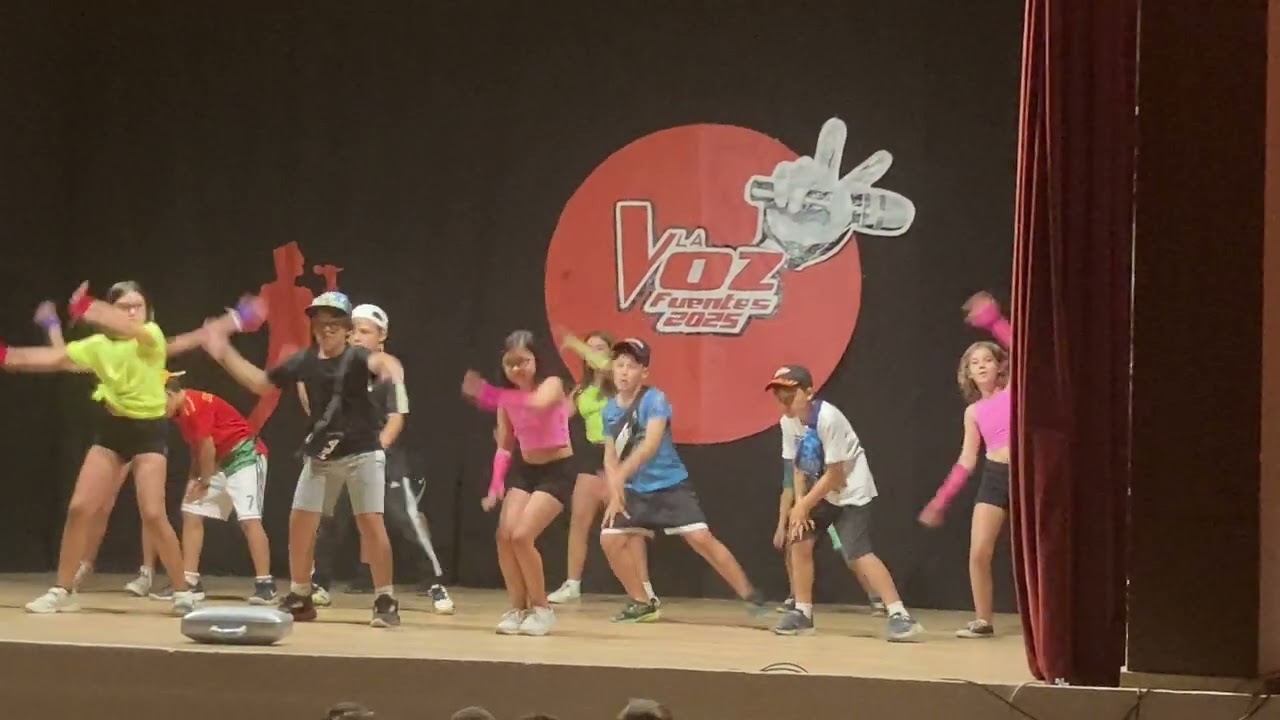 Yo en las fiestas de mi pueblo bailando