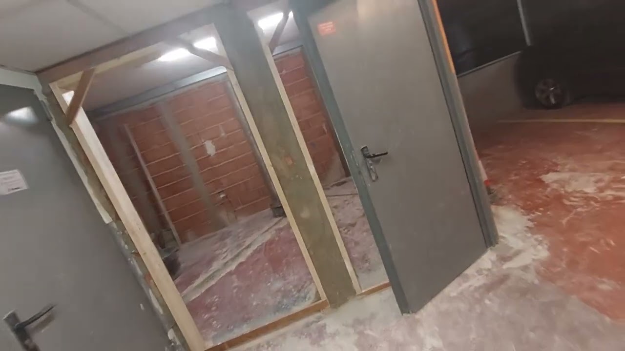 Orona hydraulic lift at Consum supermarket in Benicarló