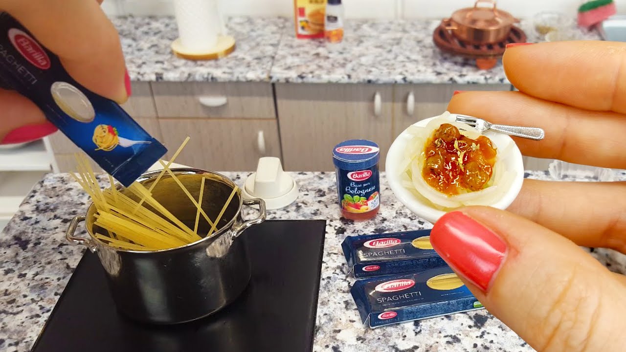 Mini BUT real Spaghetti Bolognese with pancake in Jenny's mini, tiny kitchen/ mini cooking