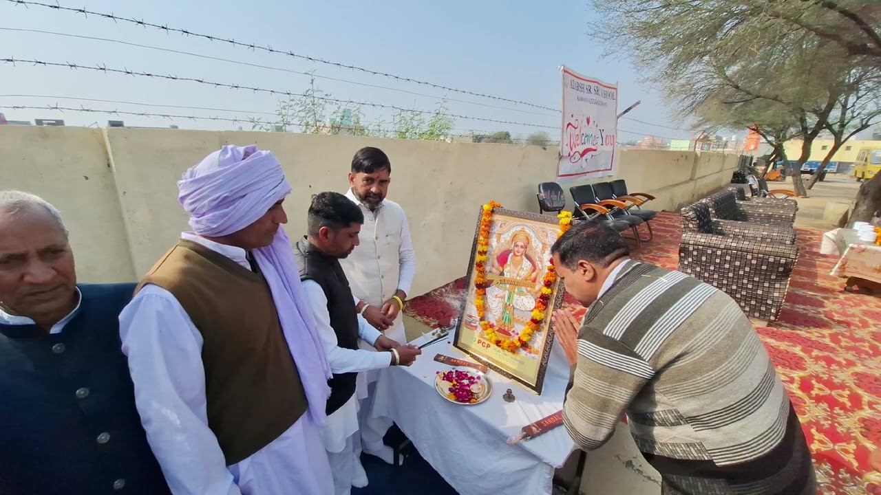 नगर पालिका अध्यक्ष श्री सुंदर अत्री जी के द्वारा आदर्श वरिष्ठ माध्यमिक विद्यालय में पुरस्कार वितरण 