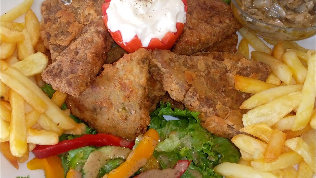 Poisson pané mayonnaise sauce oignons crudités frite