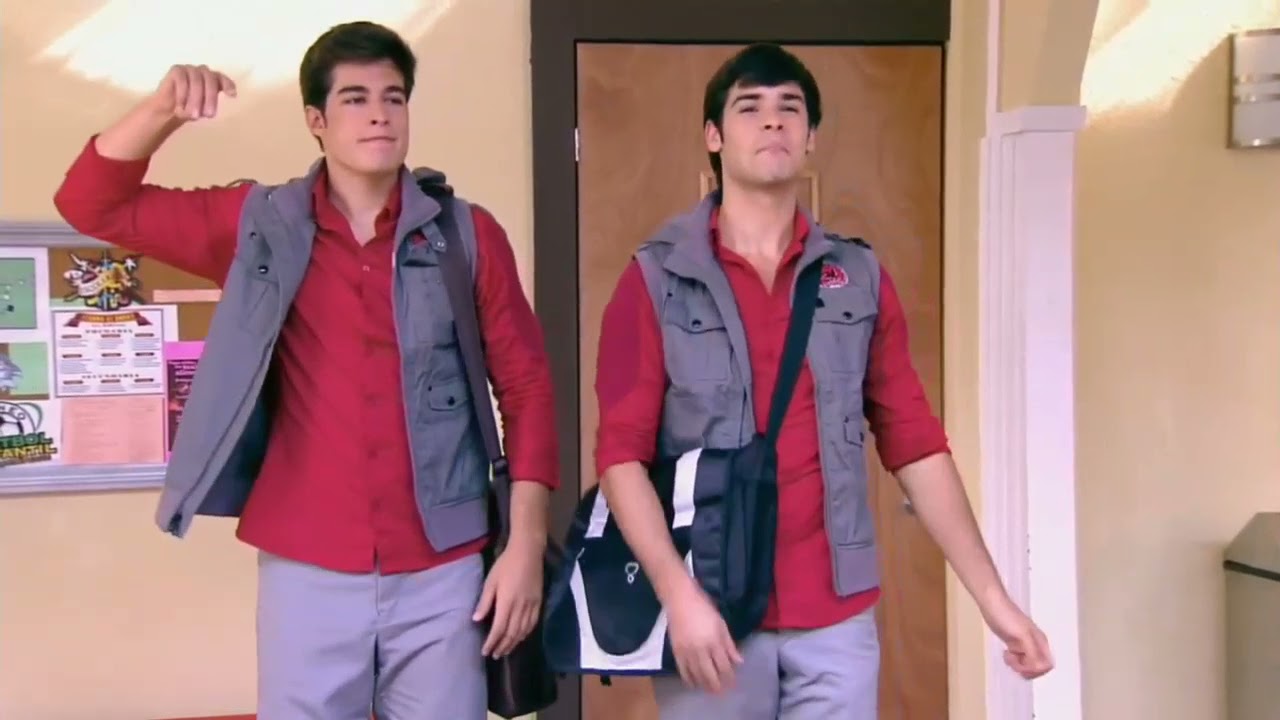GRACHI 3 - Man&uacute; e Axel colocam o uniforme do Escolarium