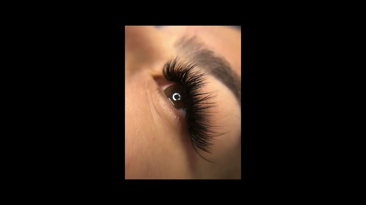 Wispy Cat-Eye Mega Volume Eyelash Extensions