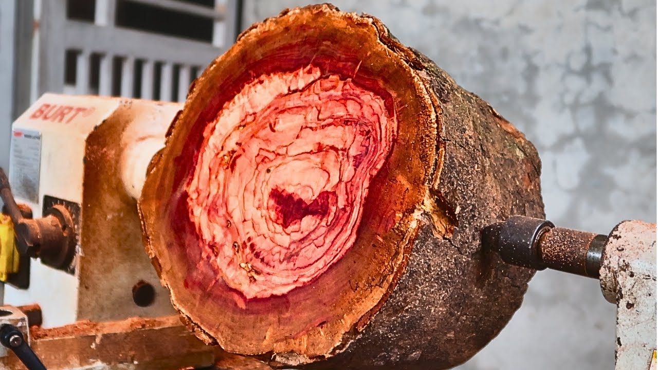 Wood turning // Turning a unique vase from a unique piece of wood
