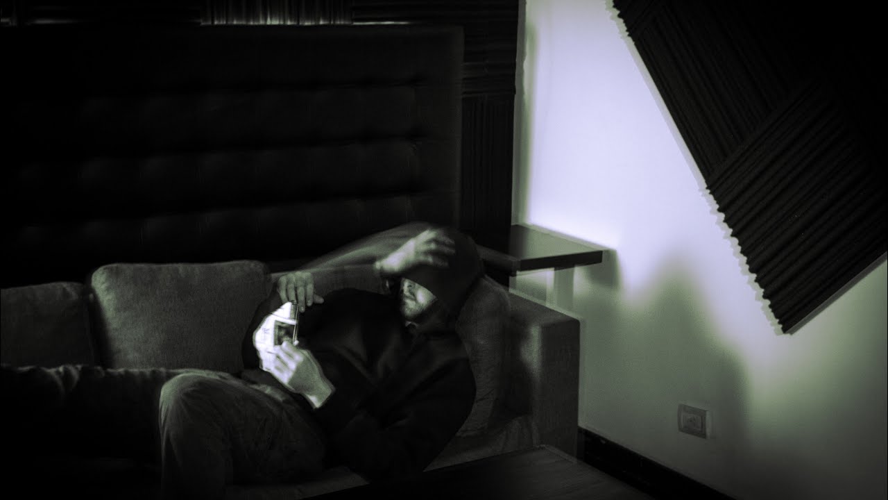 Tirado En La Cama Video Oficial
