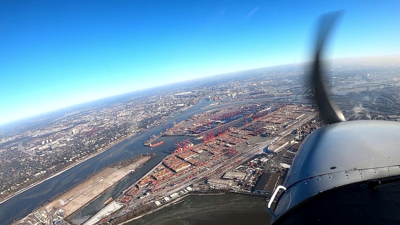 Flug &uuml;ber verschneitem Hamburg