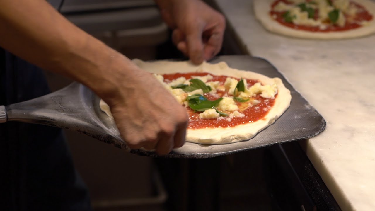 【浅草のピザ職人】薪窯で焼くピザの作り方が凄すぎ！Pizzeria San Gusto - Pizza artisan