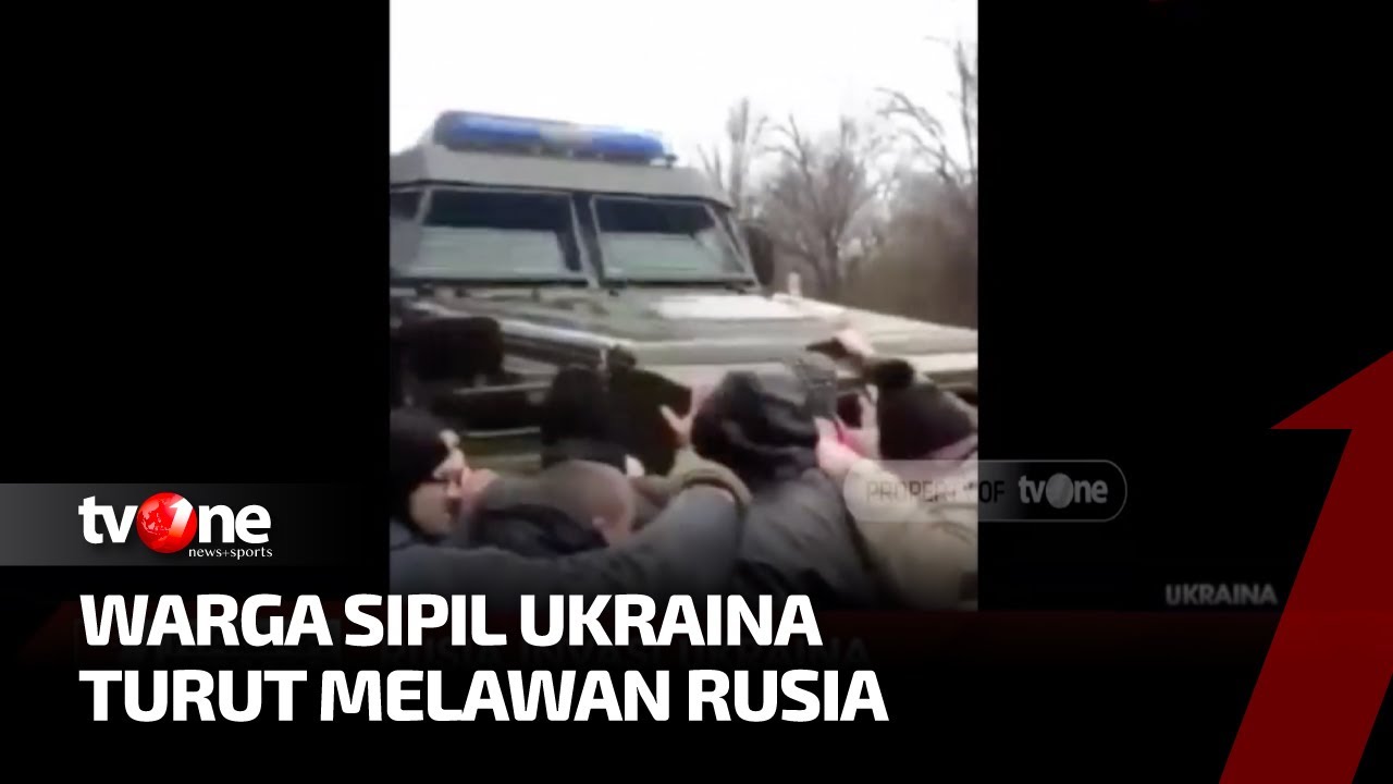Momen Warga Ukraina Cegat Konvoi Rusia Pakai Tangan Kosong | Kabar Utama tvOne