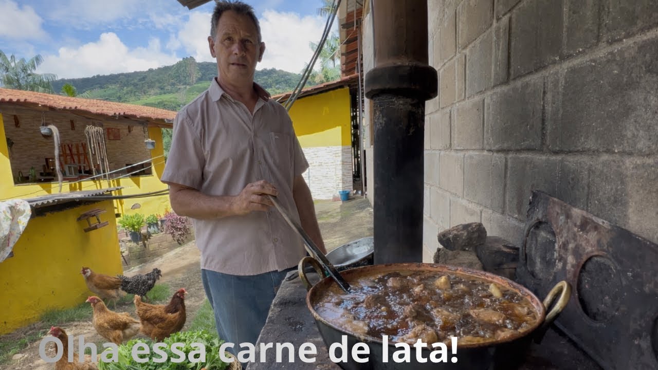 UM DIA  NA ROÇA MINEIRA: COLHEITA NA HORTA, PEIXES, GALINHEIRO E CARNE DE LATA NO FOGÃO A LENHA.