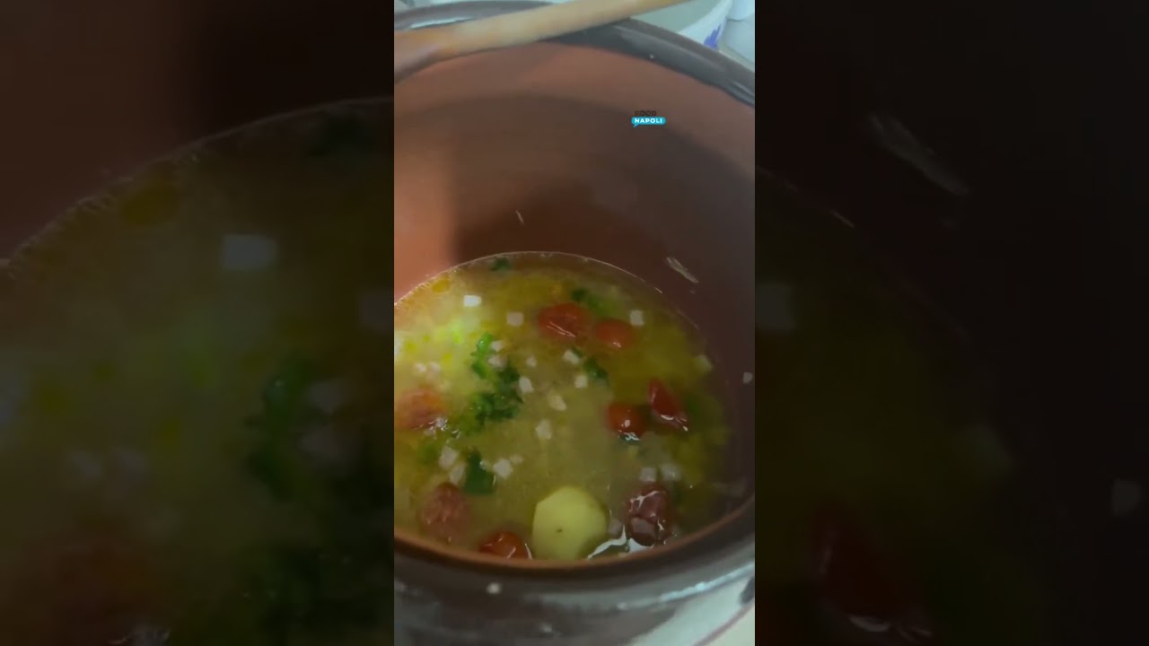 Zia Teresa ed Amedeo fanno la pasta e patate nella pentola di terracotta