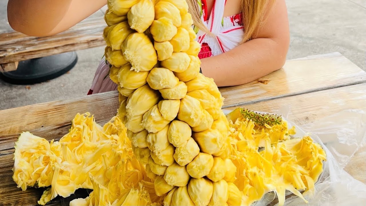 Delicious Jackfruit in Hawaii | Having Lunch at Umekes Fish Market Bar & Grill | Cali Que Em