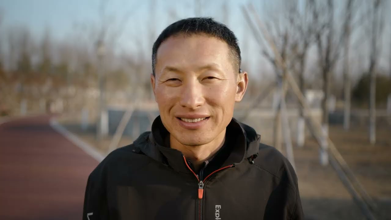 Cochlear implant recipient Feng loves listening to music