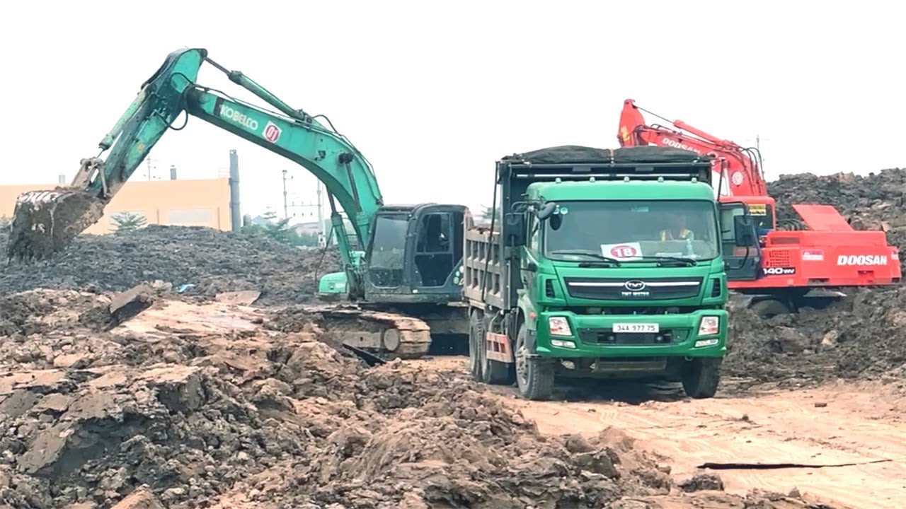Tổng hợp các loại máy xúc, ô tô làm việc trên công trường/Máy xúc ô tô múc đất, chở đất