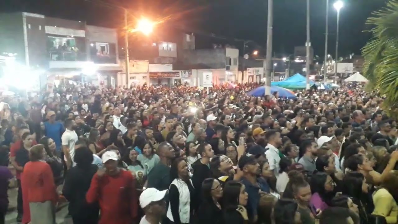 Multid&atilde;o de Fi&eacute;is  lota a Pra&ccedil;a de Eventos  na Prinsezinha  do Centro  sul de Sergipe  SIM&Atilde;O DIAS